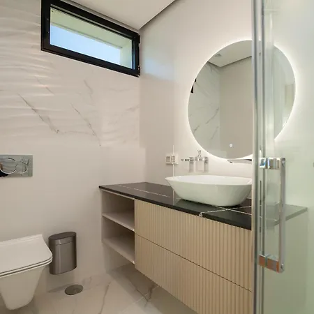 200m New E With Priv/heated Pool, Ocean View. Willa